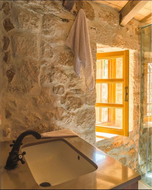 Roots Dhermi Exterior photo